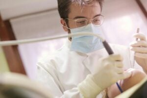 How Long Does a Dental Implant Procedure Take and Who Can Perform It? 2 Who Can Perform Dental Implants?