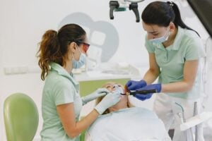 What Type of Dentist Does Dental Implants? Understanding Implant Expertise 2 What Happens During an Implant Consultation?