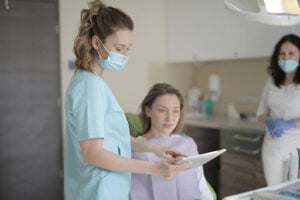 Dentist Near Woodstock, IL: What to Look for When Choosing the Right Dental Provider 1 Dentist reviewing treatment options with a patient during a comprehensive dental consultation in Crystal Lake.