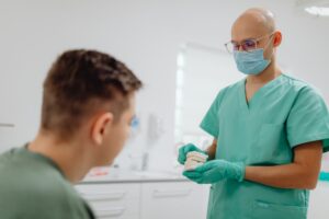 Single Dental Implants: The Best Way to Replace One Missing Tooth 1 Dentist consulting with a patient about implant treatment options.